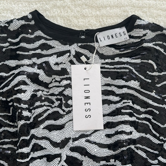 🖤🤍 lioness crop top 🤍🖤 - Picture 3 of 4